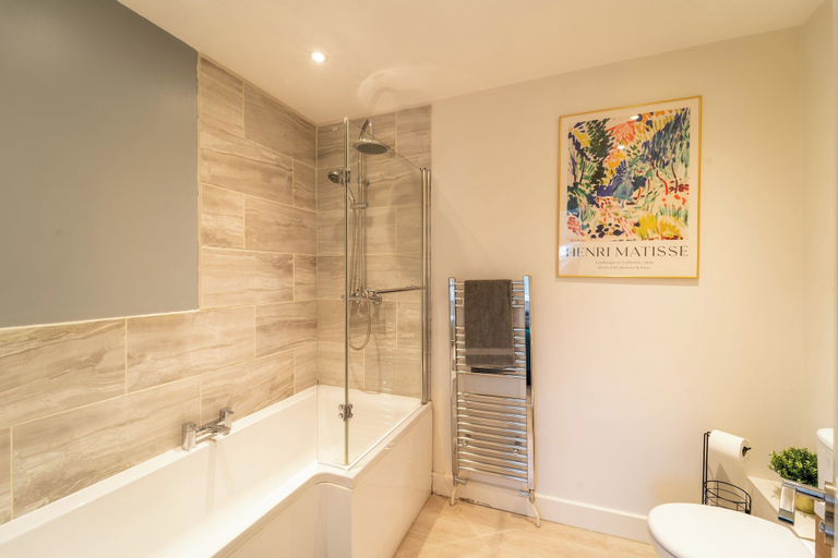Bathroom 2, 4 Bed House - Cheltenham & Gloucester - Sleeps 8, Gloucestershire