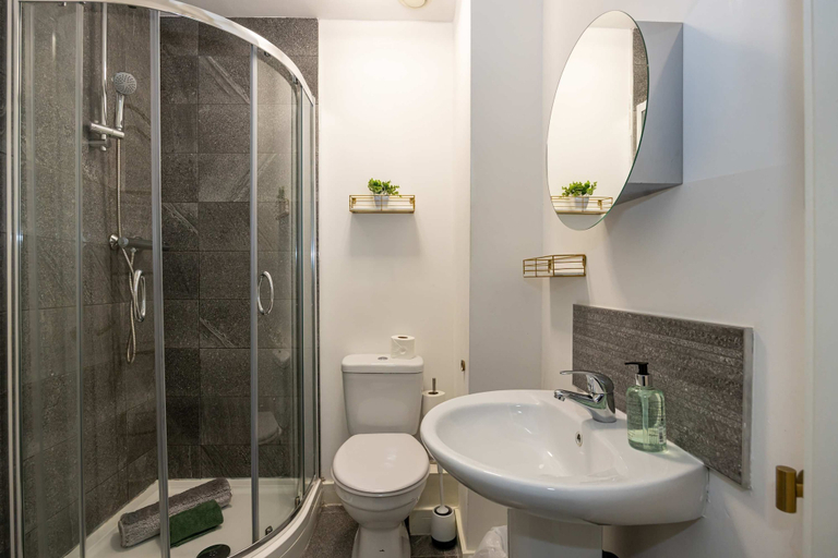 Room 2, Spacious 2 bed apt Near Media City and Old Trafford, Manchester