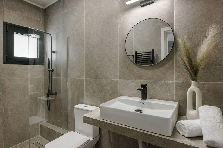 Bathroom 5, The Uptown Apartments, Attica