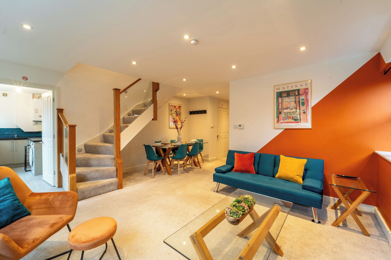 Living area, 4 Bed House - Cheltenham & Gloucester - Sleeps 8, Gloucestershire