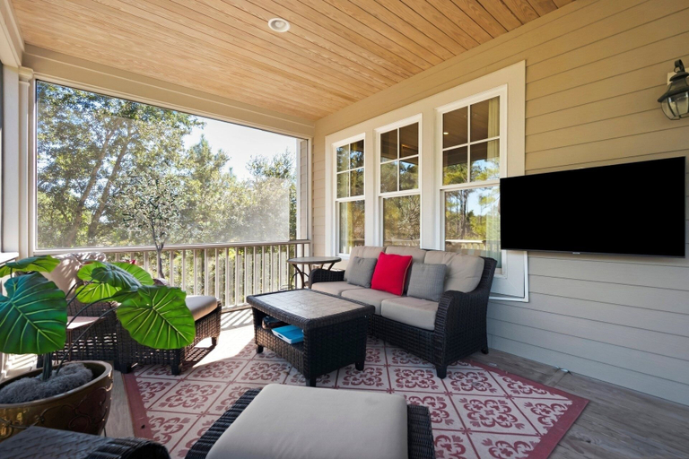 Living area 2, Knock On Wood 5 Bedroom Home, Georgetown