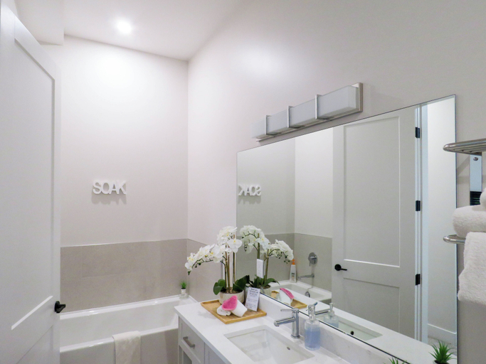 Bathroom 3, Beach Suites Parksville, Nanaimo
