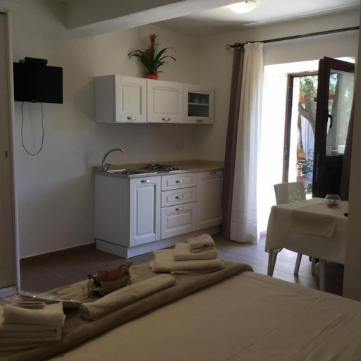 Room 2, IL GIARDINO DI DANIELA APARTMENTS, Nuoro