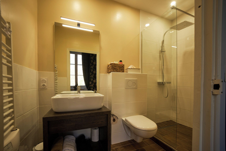 Bathroom 5, Les Magnolias, Dordogne