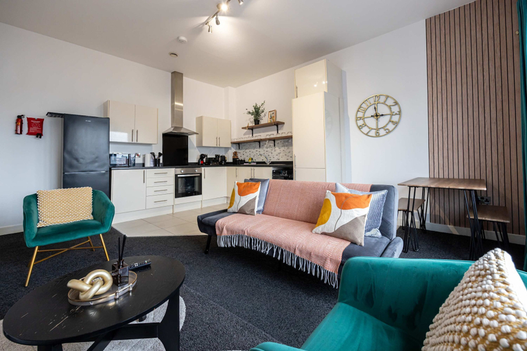 Room 4, Spacious 2 bed apt Near Media City and Old Trafford, Manchester