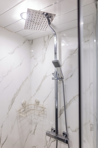 Bathroom 3, House - Sleeps 6 - Parking - Garden, Manchester