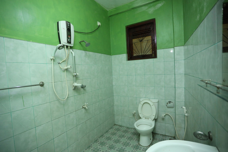 Bathroom 5, Kandy Paradise Resort, K.F.G. & G. Korale