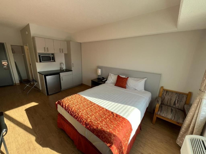 Room 5, THE LODGE INN, Division No. 11