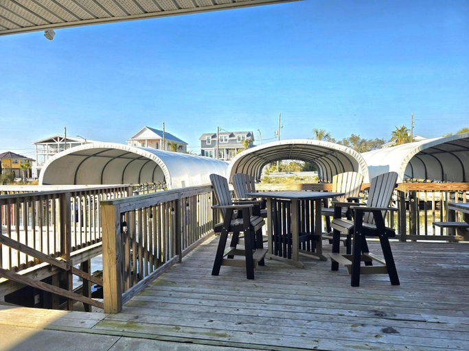 Food & Drinks, Waterside Retreat, Bay