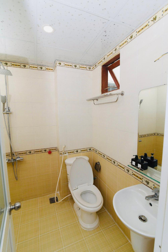 Bathroom, Đông Nhi Hotel, Ho Chi Minh City
