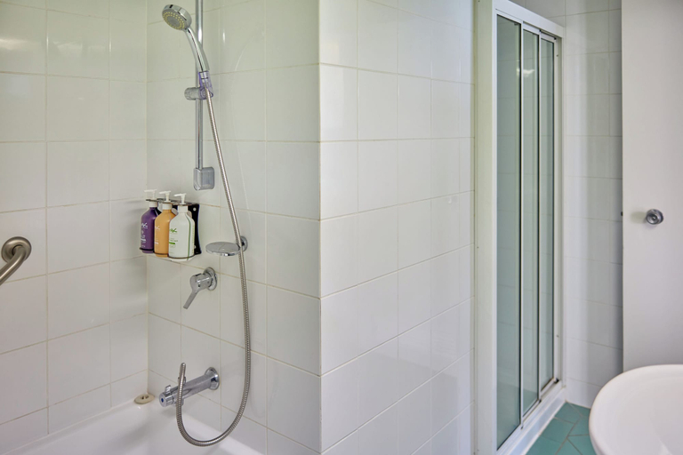 Bathroom 5, Cairns Harbourside Hotel, Cairns