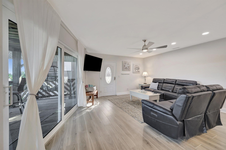 Room 5, Beachfront 3B Family Waterview With Large Balcony, Pinellas
