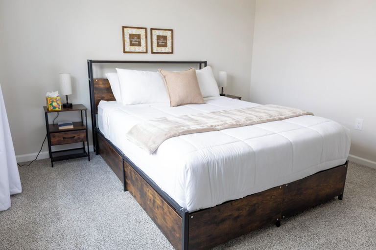 Room 2, Holistic Campus Rental, LLC - Private Bedrooms in Shared Home with Shared Kitchen, Butler