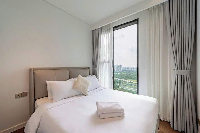 Room 4, The CREST Premier Residence, District 2