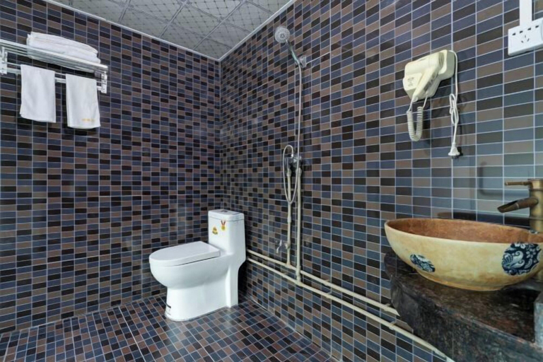 Bathroom 3, Yu Yong Guesthouse (Longsheng Longji Rice Terraces), Guilin