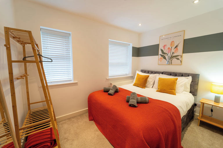 Room 3, 4 Bed House - Cheltenham & Gloucester - Sleeps 8, Gloucestershire