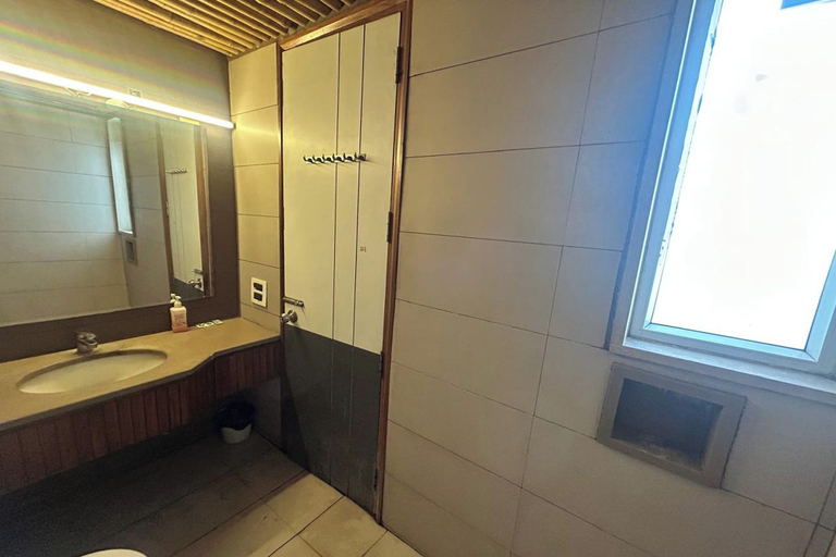 Bathroom 2, Premium Nest, Golf Course Road, Gurgaon