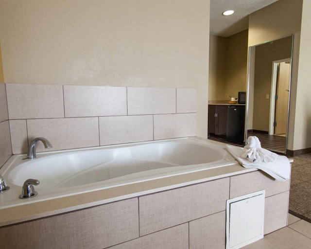 Bathroom 3, Comfort Suites Tulsa Central, Tulsa