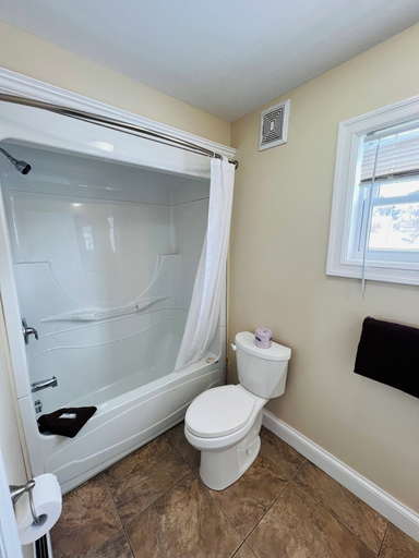 Bathroom 5, Dolan's Inn & Suites, Pictou