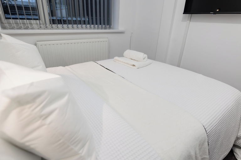 Bedroom 2, House - Sleeps 6 - Parking - Garden, Manchester