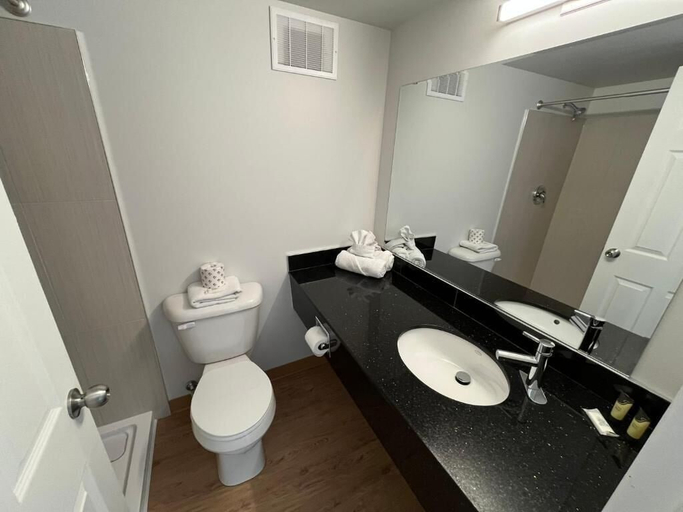 Bathroom 5, THE LODGE INN, Division No. 11