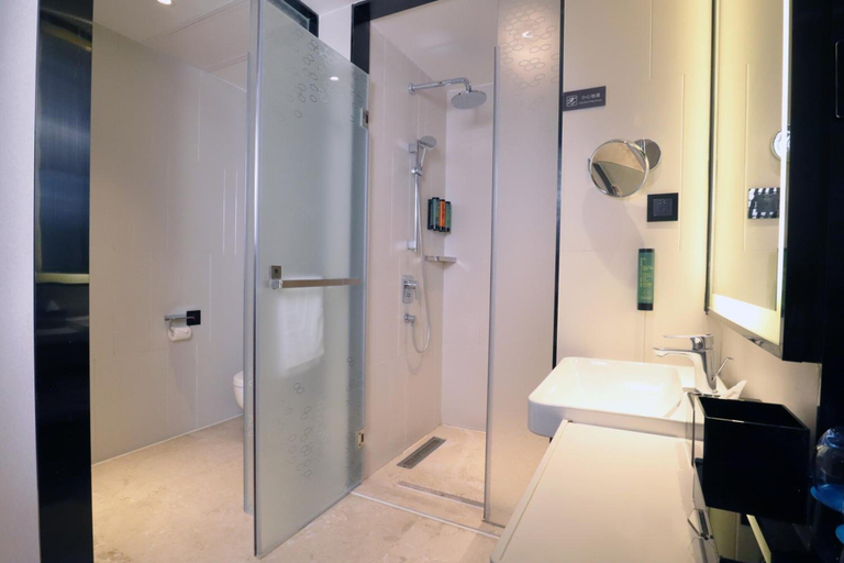 Bathroom 4, Hampton by Hilton Guangzhou Zhujiang New Town, Guangzhou