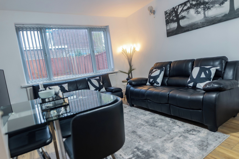 Others 5, House - Sleeps 6 - Parking - Garden, Manchester