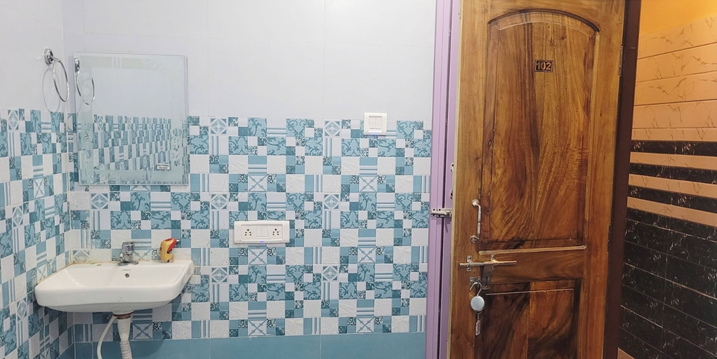 Bathroom 2, Shree Sai Lodge Puri, Puri