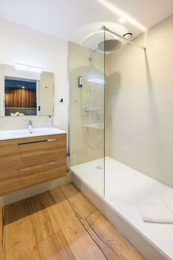 Bathroom 5, L'esplanade, Loire-Atlantique