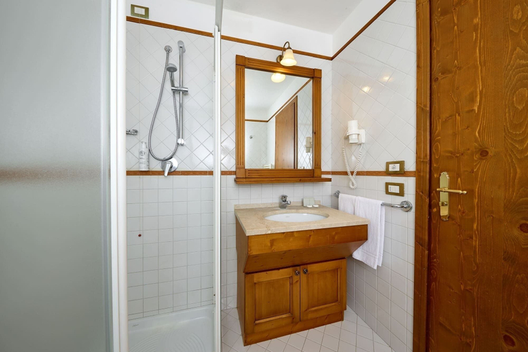 Bathroom 5, Grand Hotel Misurina, Belluno