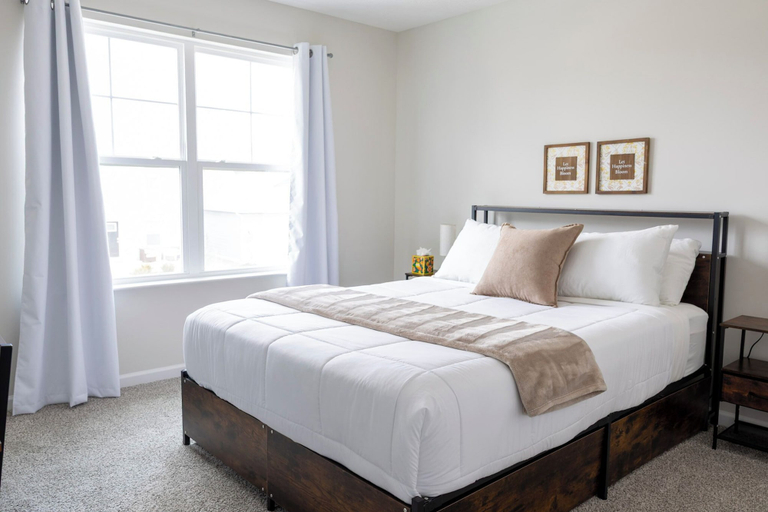 Room 3, Holistic Campus Rental, LLC - Private Bedrooms in Shared Home with Shared Kitchen, Butler