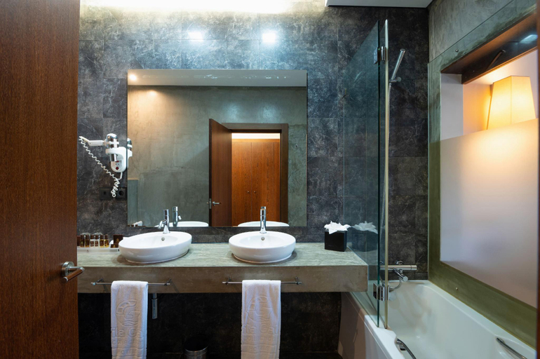 Bathroom 5, Vila Gale Collection Douro Hotel, Lamego