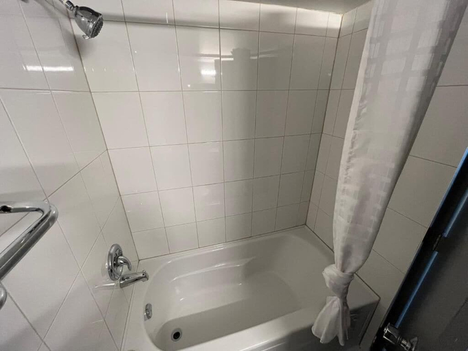 Bathroom 4, THE LODGE INN, Division No. 11