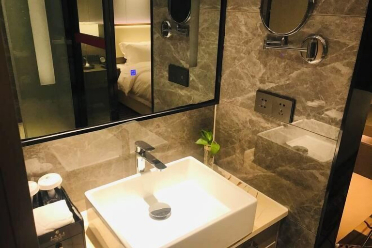 Bathroom 4, Huaqiao Hotel, Yingtan