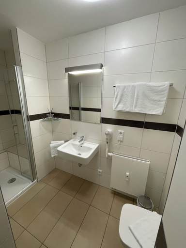 Bathroom 5, GleisEiNS, Hof