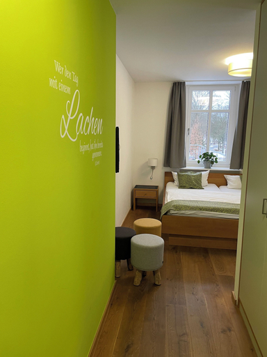 Bedroom 3, GleisEiNS, Hof