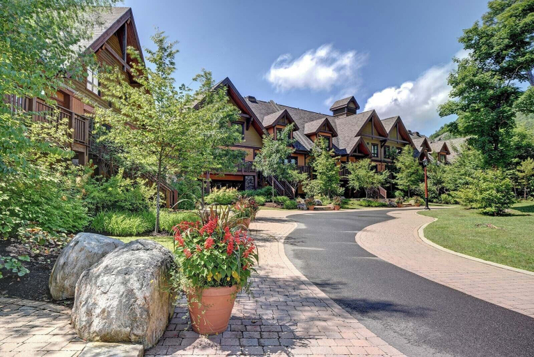 Exterior 2, 10 Versant Soleil, Les Laurentides