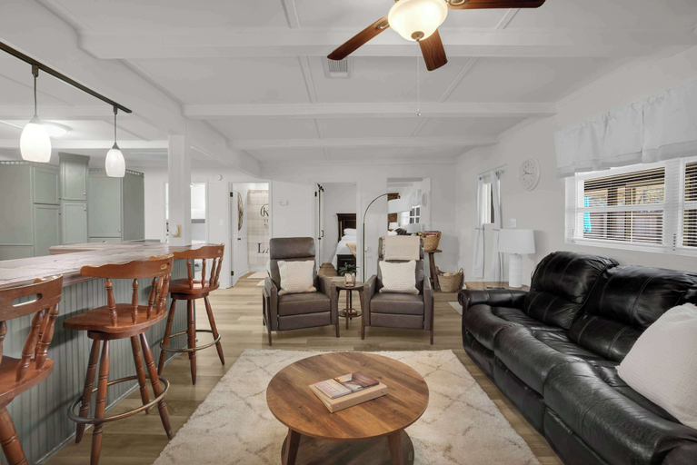 Room 3, Lakefront Cabin With Private Dock, Elmore