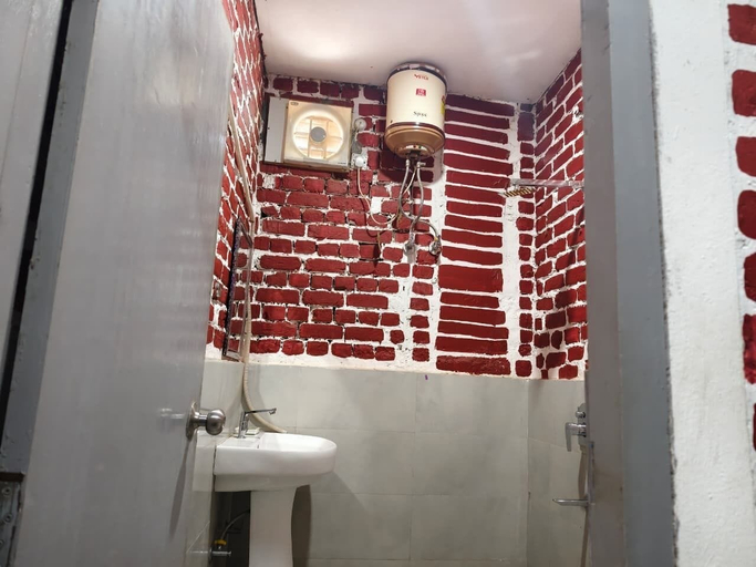 Bathroom 4, Hotel Indo Tiger By Rawat Hospitality, Dehradun