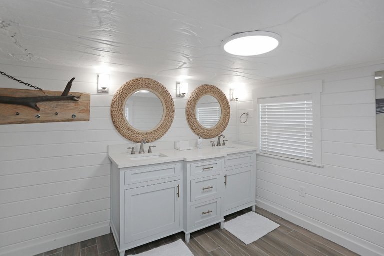 Bathroom 4, Caroline's Cottage, Gulf
