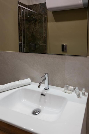 Bathroom 2, Suites Gaudioso Napoli Center, Napoli