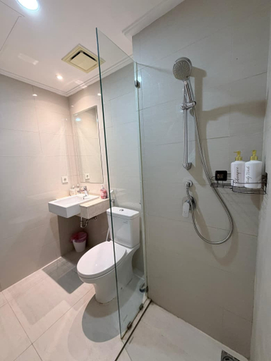 Bathroom 5, Green Sedayu Apartment PIK City View by Ellison, West Jakarta