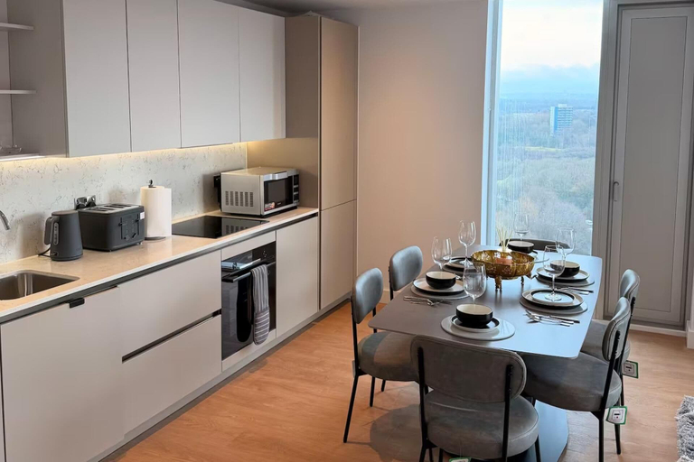 Dining 5, Modern City Apartment in Manchester, Manchester