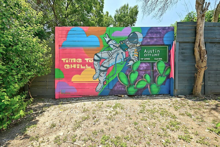 Miscellaneous, Modern 3BR Home in Vibrant Austin Pool, Travis