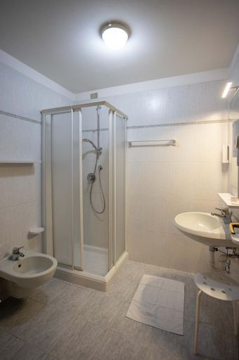 Bathroom 4, Hotel Sella Ronda Serenella - A 50 mt dalle piste da sci, Trento