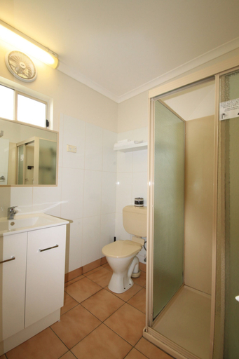 Bathroom 3, Pelicans Motel San Remo, Bass Coast Bal