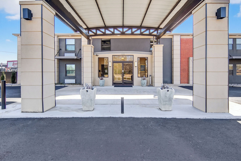 Exterior & Views