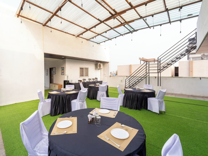 Dining 5, Treebo Shridhar Stay, 2.6 Km From Indore Junction, Indore