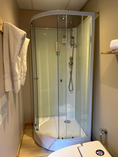 Bathroom 5, Hotel l'Annexe, Nièvre