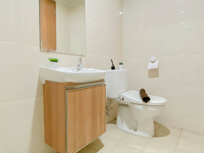 Bathroom 2, Brown Tone Studio at Oasis Cikarang Apartment By Travelio, Cikarang
